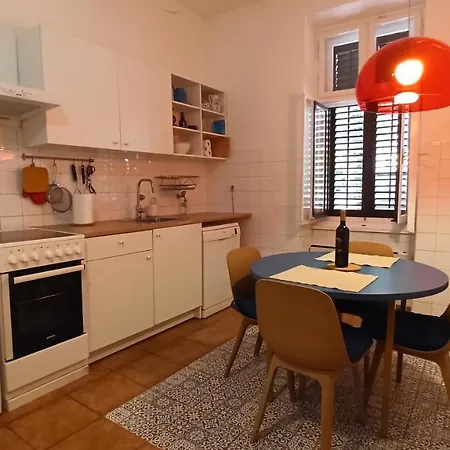 Laurel Center Apartment *