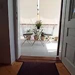 Laurel Center Apartman *