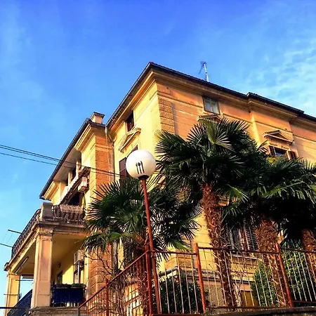 Laurel Center Apartman *